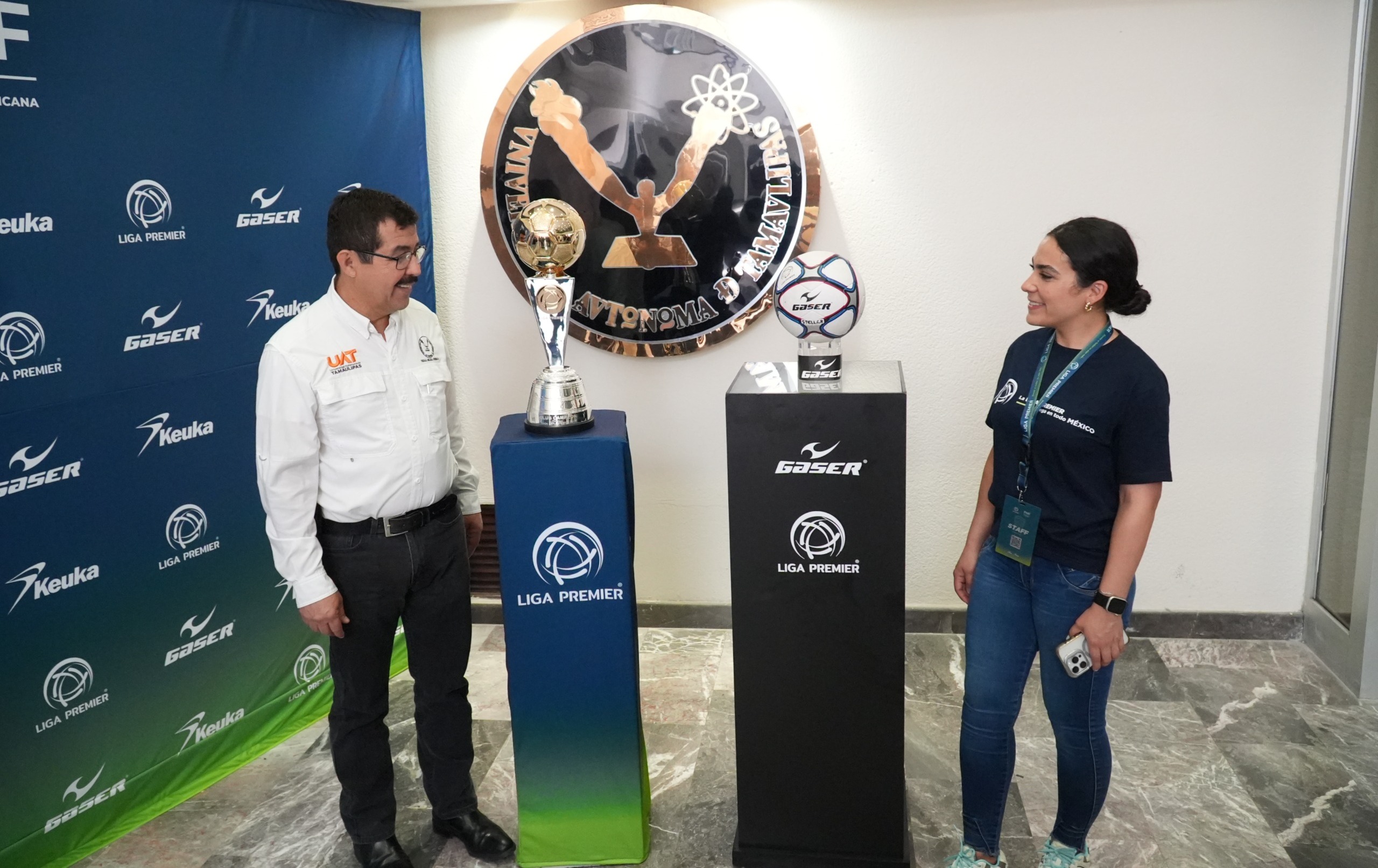 Recibe el rector Dámaso Anaya el Tour del Trofeo de la Liga Premier Mx