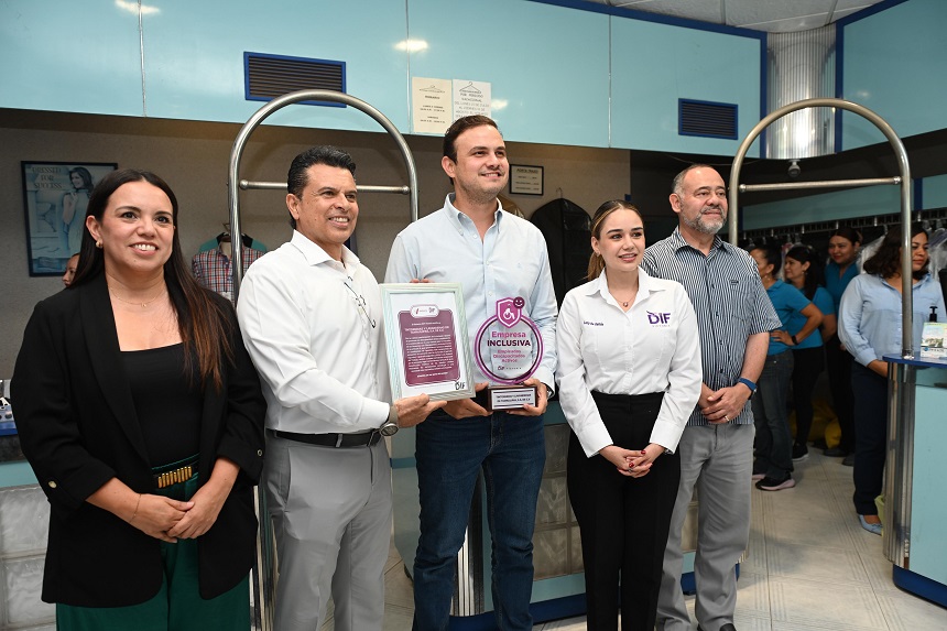 Entrega DIF Victoria insignia a empresa inclusiva.