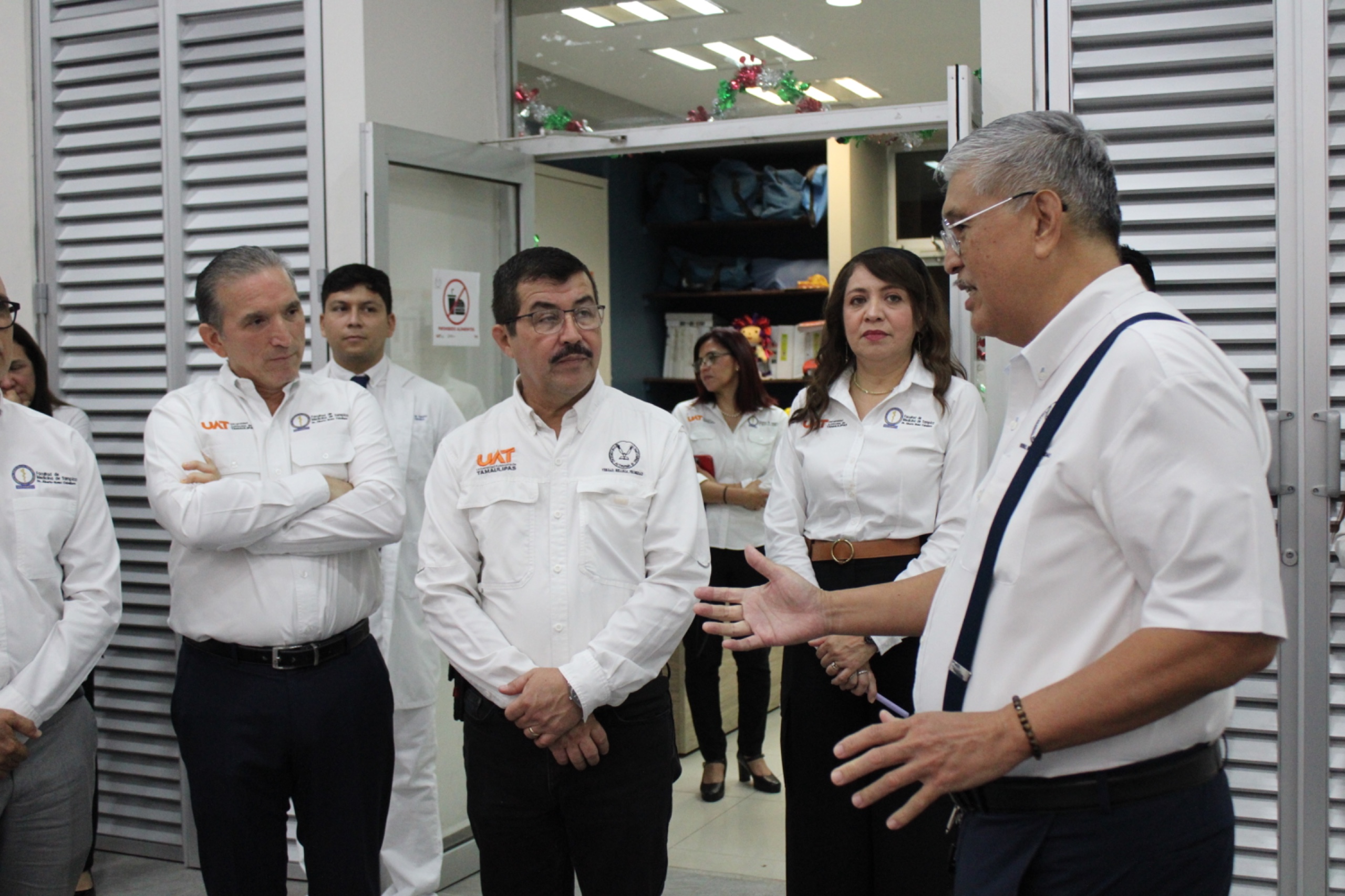 Visita rector de la UAT a universitarios de Medicina Tampico