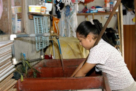 niñas dedican más tiempo a labores del hogar