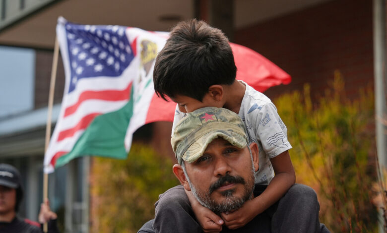 Detona tiroteo restricciones a migrantes Afganos.